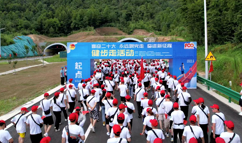 池州市團(tuán)委“喜迎二十大、奮進(jìn)新征程、永遠(yuǎn)跟黨走”健步走活動在公司G318項目舉行6